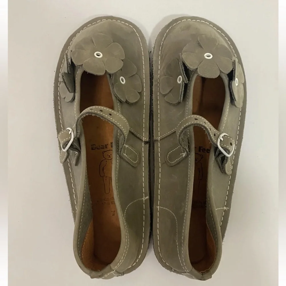 Bear Feet children’s leather shoes Size 7 Mary Janes gray flowers